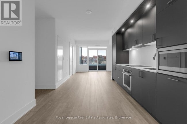 259 The Kingsway in Toronto, ON - Building Photo - Building Photo