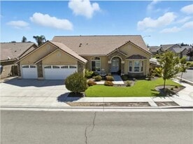 2700 7th Ave Dr in Kingsburg, CA - Building Photo