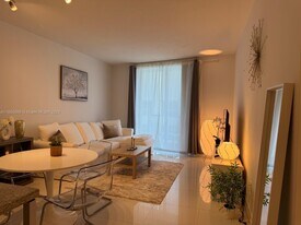 185 SW 7th St in Miami, FL - Building Photo