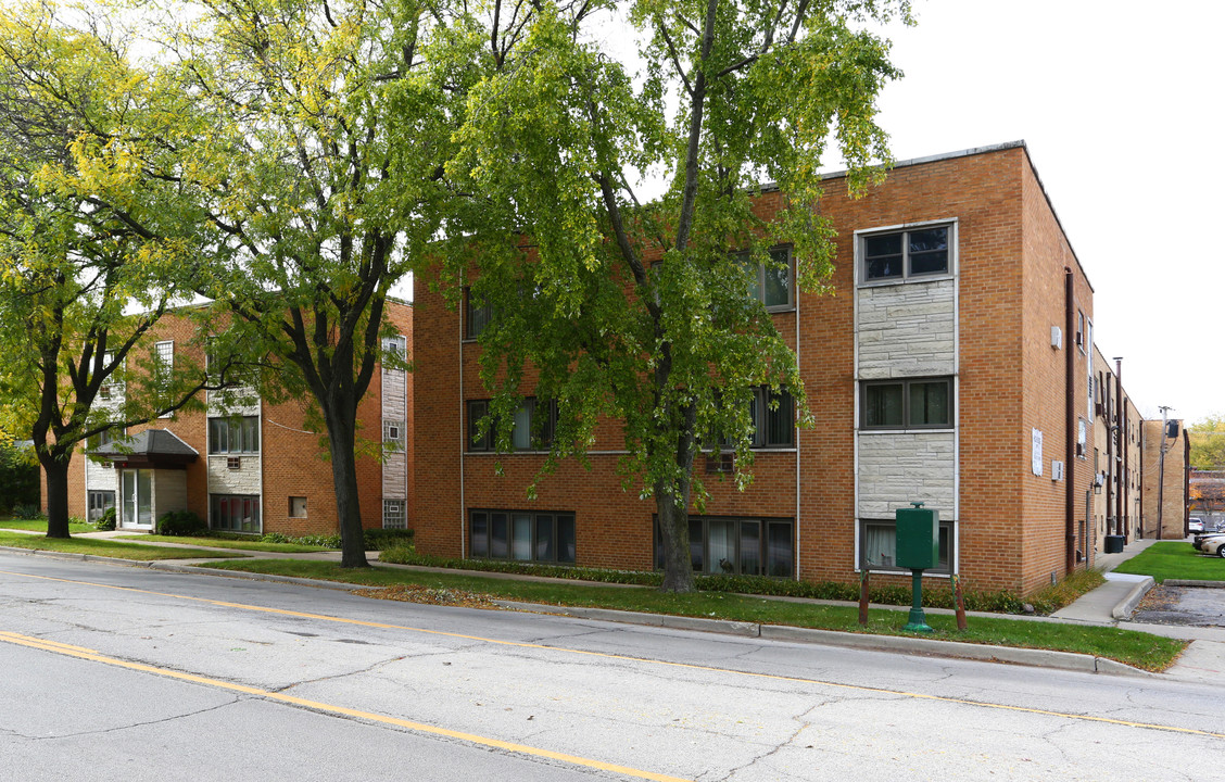 High Ridge Apartments in Wilmette, IL - Building Photo