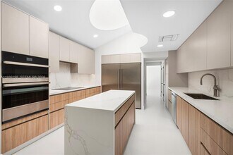 7540 Los Pinos Blvd in Coral Gables, FL - Building Photo - Building Photo