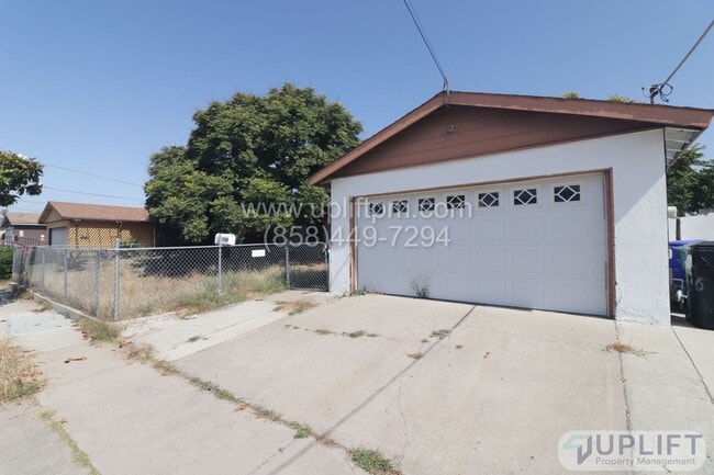 property at 7746 Bloomfield Rd