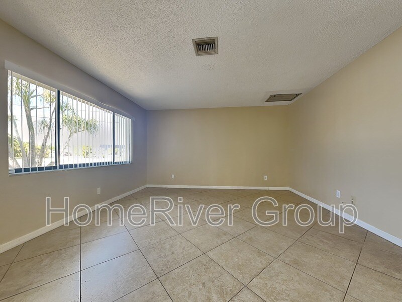 1824 Viscaya Pkwy in Cape Coral, FL - Building Photo