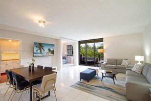 181 Crandon Blvd in Key Biscayne, FL - Building Photo