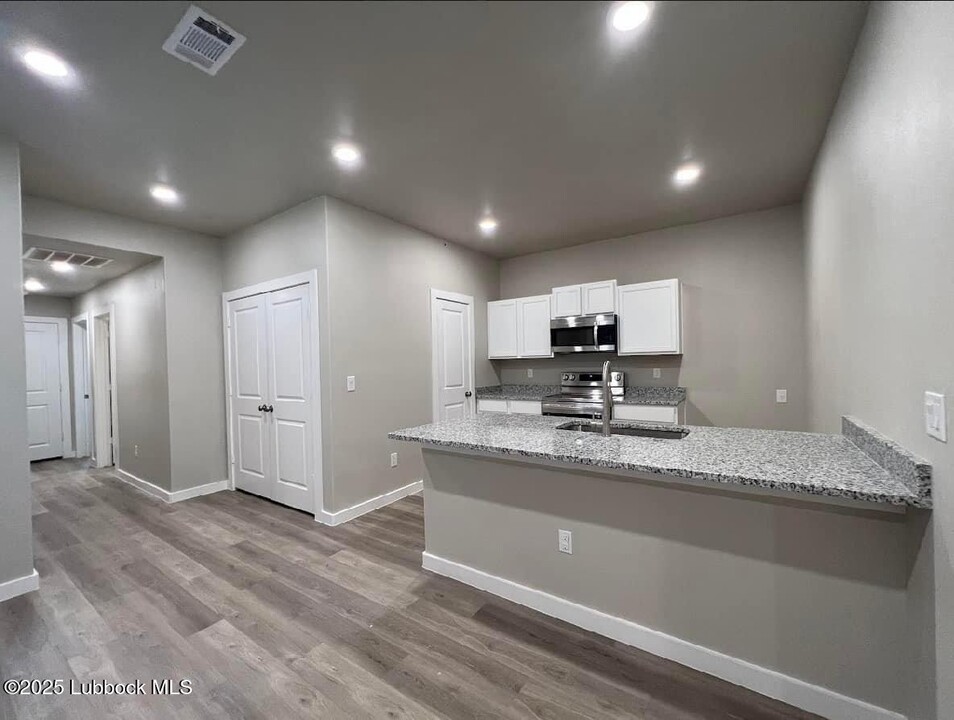 2010 Bryan Ave in Wolfforth, TX - Foto de edificio