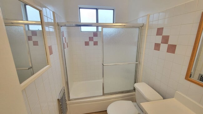 6336 Tujunga Ave in Los Angeles, CA - Foto de edificio - Building Photo