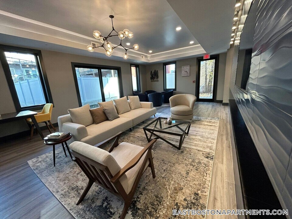 656 Saratoga St, Unit 313 in Boston, MA - Building Photo