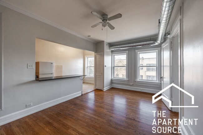 2712 N Milwaukee Ave in Chicago, IL - Building Photo - Building Photo