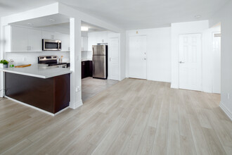 455 Maple. in Burlington, ON - Building Photo - Interior Photo