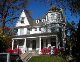 2214 E Ivanhoe Pl, Unit 2 in Milwaukee, WI - Building Photo