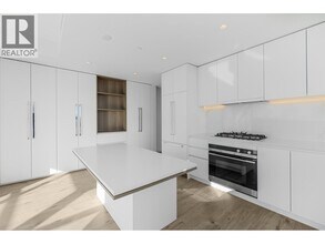 720 Farrow St in Coquitlam, BC - Building Photo - Building Photo