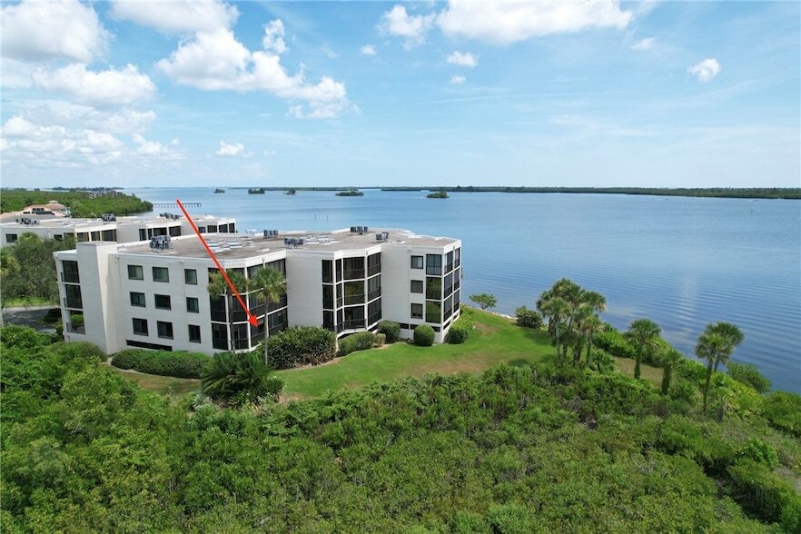 9612 Riverside Dr, Unit 102 in Sebastian, FL - Foto de edificio