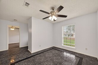 16219 Rill Ln in Houston, TX - Foto de edificio - Building Photo