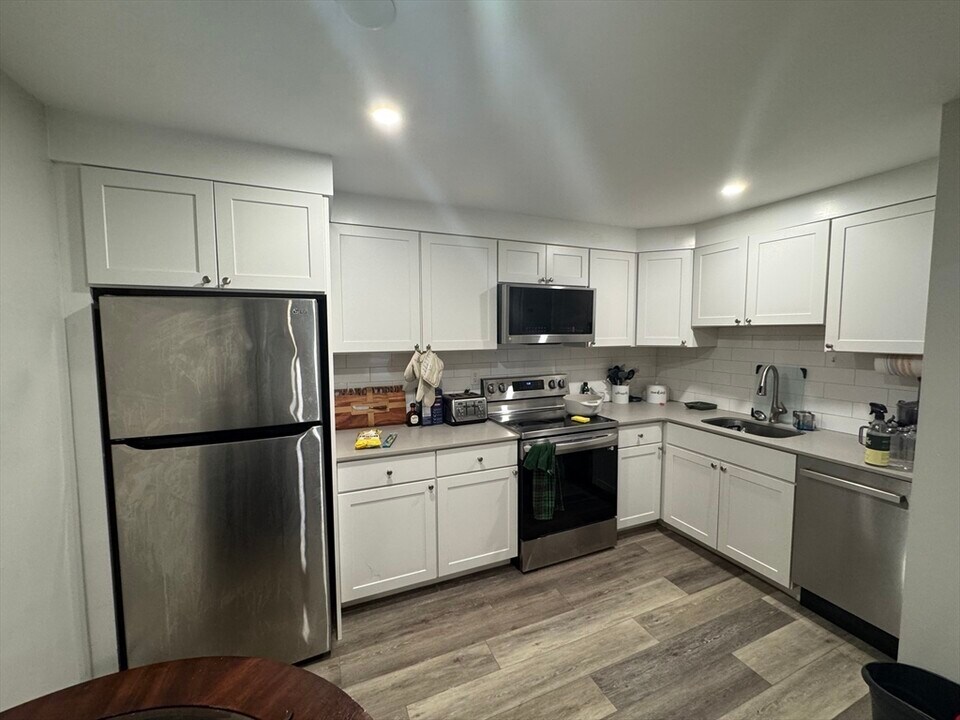 20 Larry St, Unit 2 in Quincy, MA - Foto de edificio