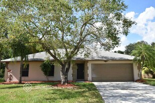 1517 Kestrel Way in Brandon, FL - Building Photo