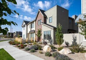 4422 E Parkcenter Blvd in Boise, ID - Building Photo