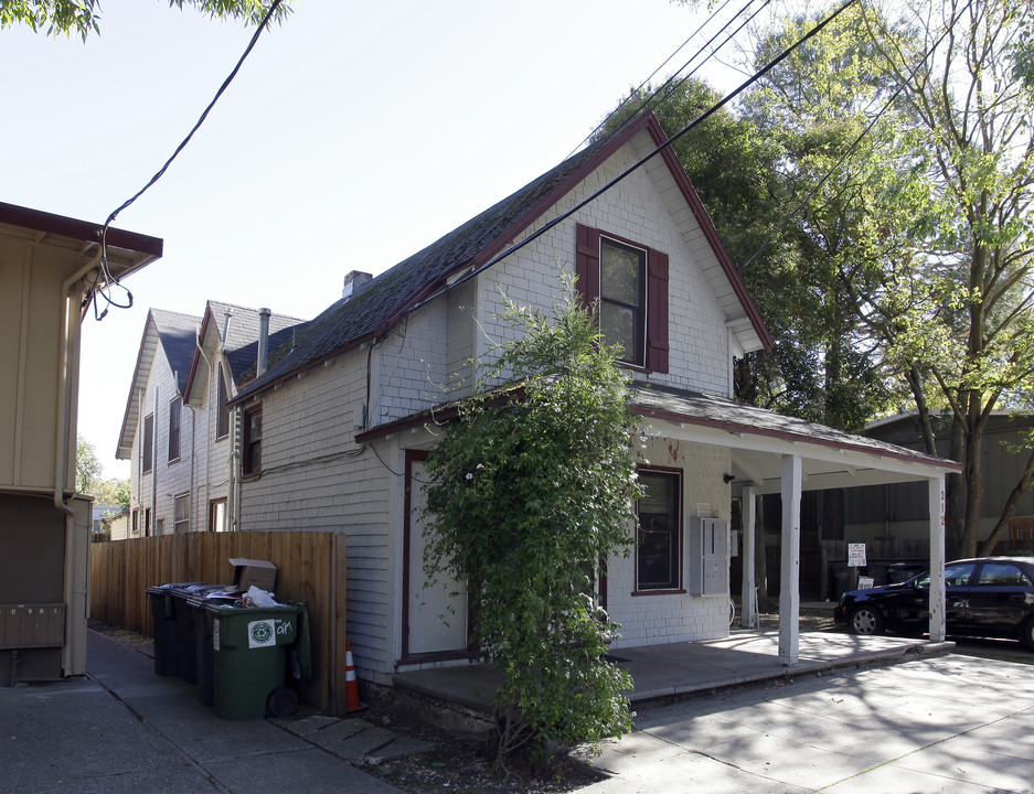 212 University Ave in Davis, CA - Foto de edificio