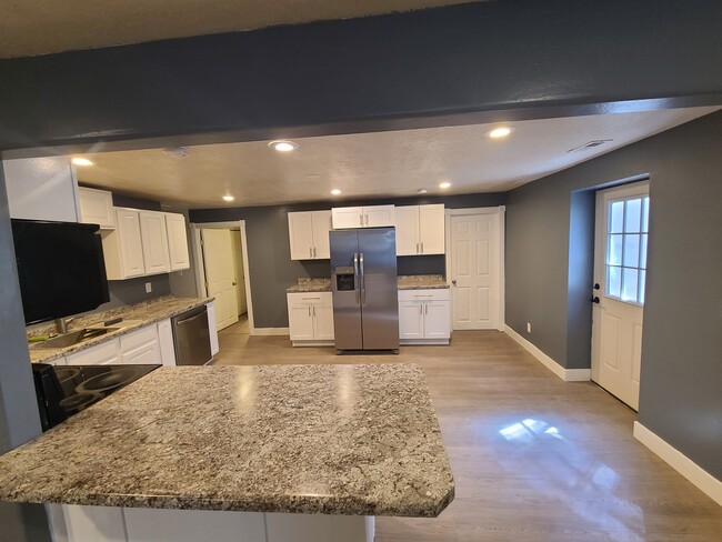 6633 W Sierra Oaks Dr in West Jordan, UT - Building Photo - Building Photo