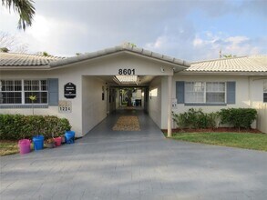 8601 NW 35th St, Unit 5 in Coral Springs, FL - Foto de edificio - Building Photo
