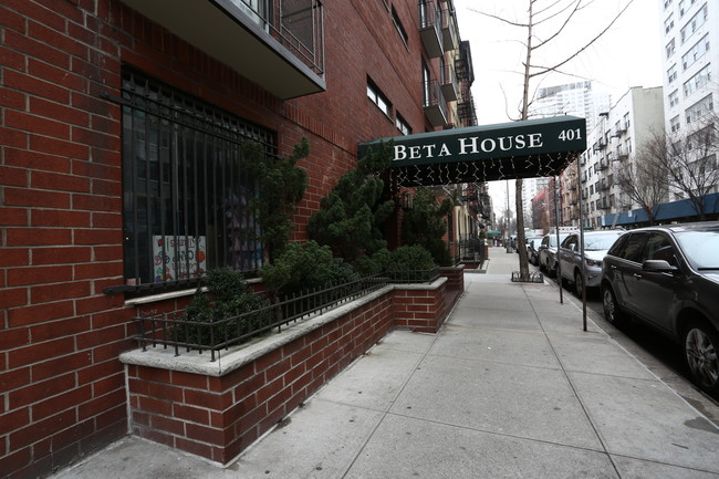 Beta House in New York, NY - Foto de edificio - Building Photo