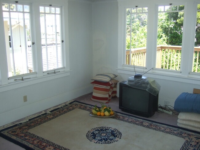 3440 Laguna Ave, Unit Upper in Oakland, CA - Foto de edificio - Building Photo