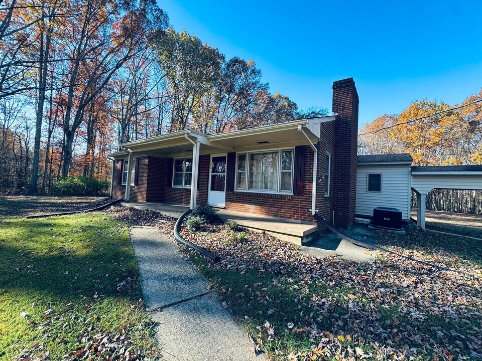 10169 L P Bailey Memorial Hwy in Nathalie, VA - Building Photo