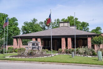 200 Hollow Tree Ln in Houston, TX - Foto de edificio - Building Photo