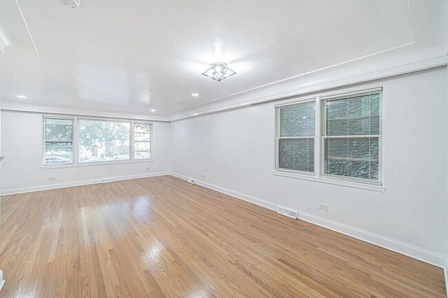 property at 7530 N Oakley Ave