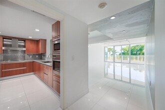 2627 S Bayshore Dr in Miami, FL - Building Photo - Building Photo