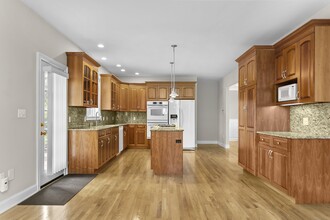 546 White Plains Rd in Trumbull, CT - Building Photo - Building Photo