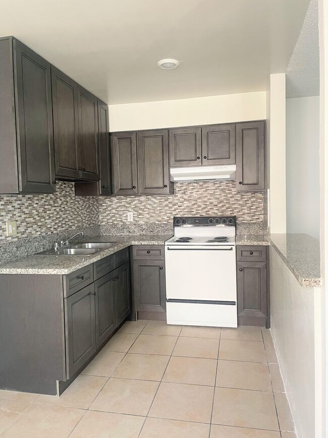 14555 Blythe St in Los Angeles, CA - Building Photo - Building Photo