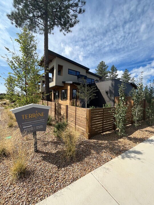 3344 NW Celilo Ln in Bend, OR - Foto de edificio