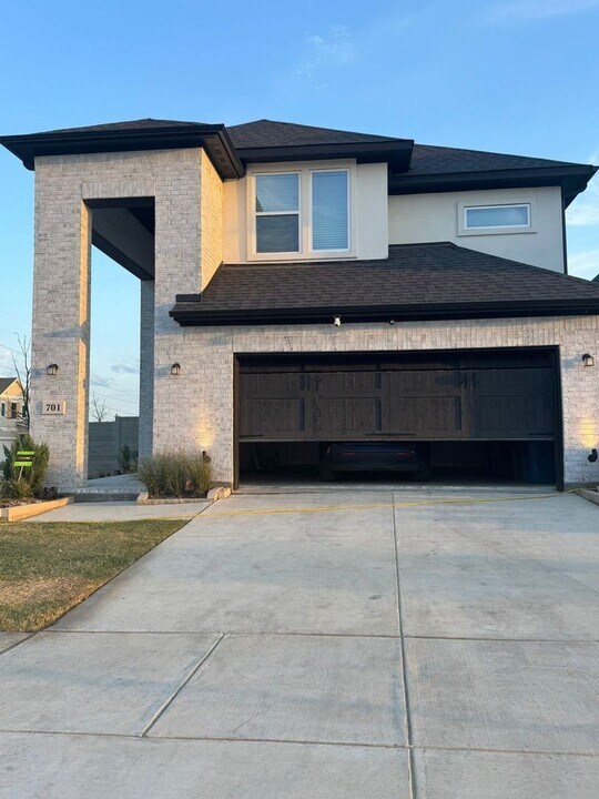 701 Harmony Trl in Lantana, TX - Building Photo