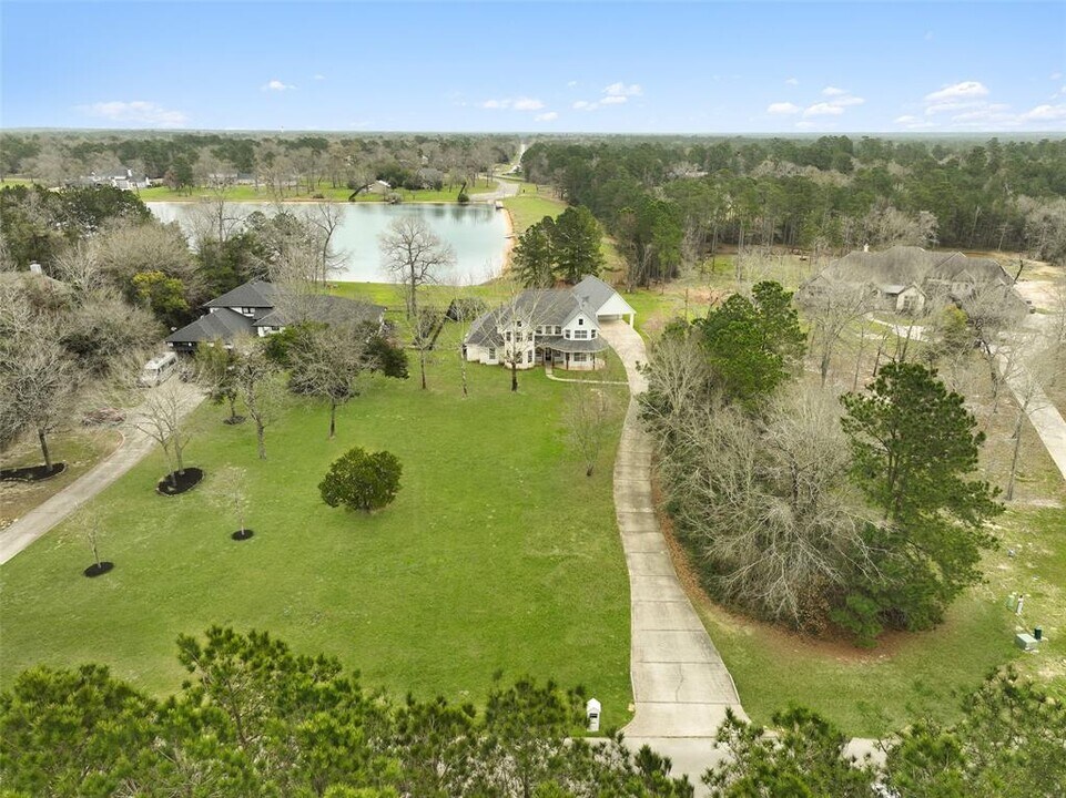 8543 Crown Lake Ct in Montgomery, TX - Building Photo