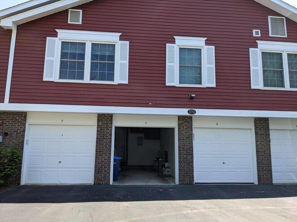 2751 Wayfaring Ln in Lisle, IL - Building Photo