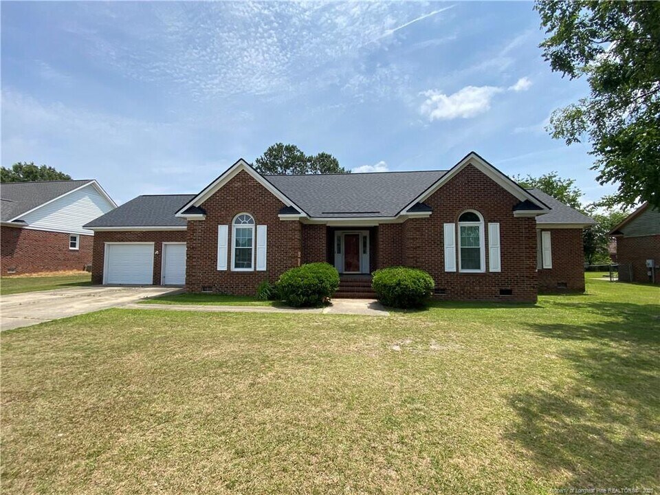 1175 Helmsley Dr in Fayetteville, NC - Building Photo