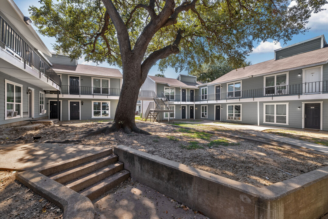 Azul Apartment Homes in Dallas, TX - Building Photo