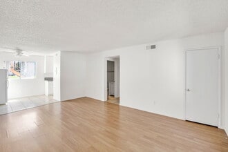 Cambria Park Apartments in Loma Linda, CA - Foto de edificio - Building Photo