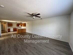 28175 Avenida La Paz in Cathedral City, CA - Foto de edificio - Building Photo