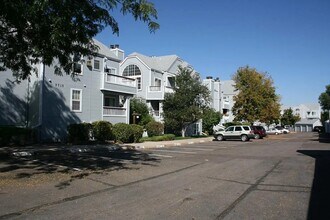 5725 W Atlantic Pl, Unit 304 in Lakewood, CO - Foto de edificio - Building Photo