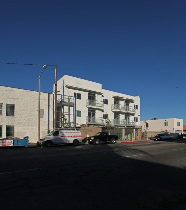 Mid Celis Apartments in San Fernando, CA - Building Photo - Building Photo