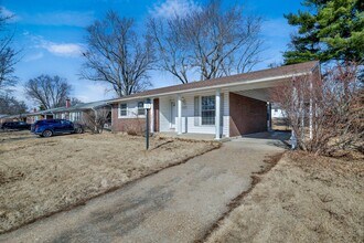 1449 Coachway Ln in Hazelwood, MO - Foto de edificio - Building Photo
