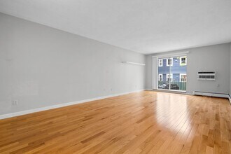804 Centre St, Unit 1 in Boston, MA - Foto de edificio - Building Photo