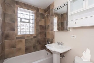 3254 N Clifton, Unit 2E in Chicago, IL - Building Photo - Building Photo