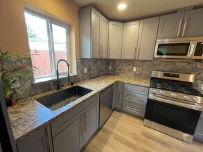 7220 17th St in Sacramento, CA - Foto de edificio - Building Photo