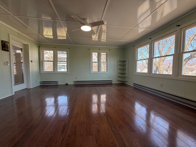 152 Furnace St, Unit 2 in North Adams, MA - Foto de edificio - Building Photo