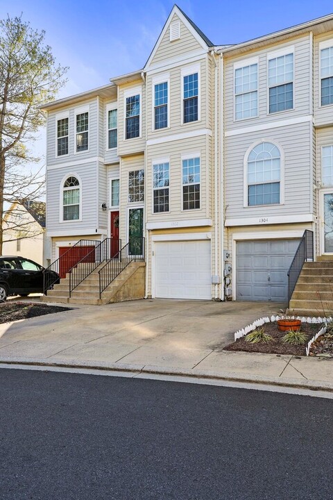 1302 Hampshire Dr in Frederick, MD - Building Photo