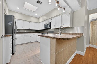 4426 Basswood Ln in Bellaire, TX - Foto de edificio - Building Photo