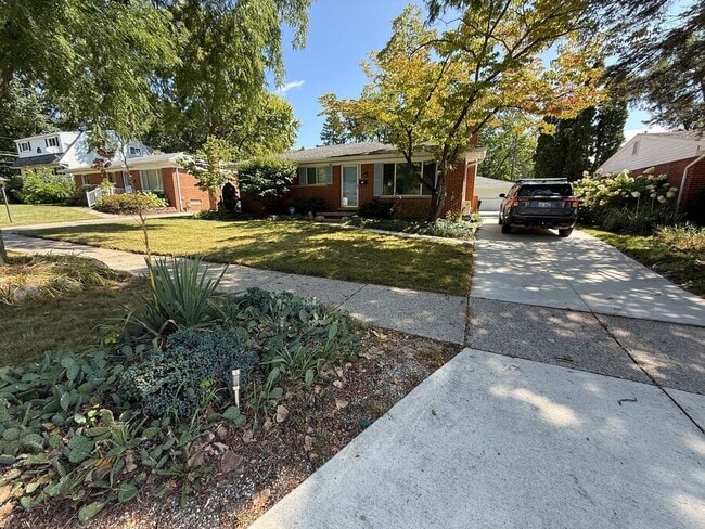 23258 Cora Ave in Farmington Hills, MI - Building Photo - Building Photo