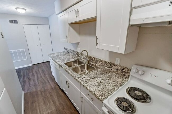 718 Collins Ave | 12/24